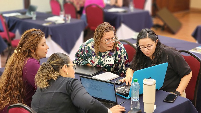 Engaged participants at GenderUp Workshop led by Kristen Becker and Janelle Larson. Photo: Leonel Antonio Contreras, Zamorano University.
