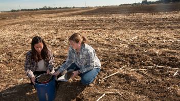 Students Mia Kawamoto and Amy Bump sift soil together during a class at Russell Ranch. (Gregory Urquiaga/UC Davis)