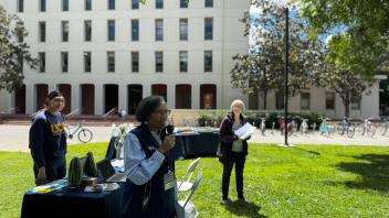 Dean Helene Dillard held her last “Picnic with the Dean.” She and Associate Dean Sue Ebeler chatted with #UCDavis students about how to get the most out of their summers. (Jael Mackendorf / UC Davis)