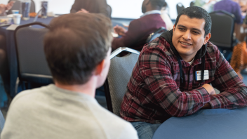 An advisor sits with a student to talk during the UAP Slice of Advising event.