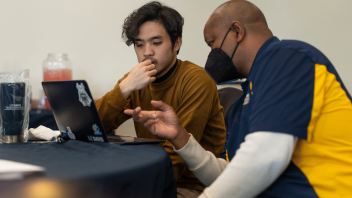 Jerel McGiffert, CA&ES advisor, chats with a student during a Slice of Advising event.