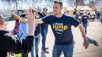 Greg Anderson, an academic advisor in the dean’s office, celebrates with students after cleaning the Freeport Shores sports complex in Sacramento on February 29. Aggie Jump Start is a new CA&ES program to promote inclusive academic excellence and student success through community building, leadership and advising.