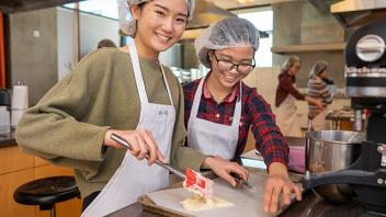 Student in the FST-101B Lab class in the Carlos Alvarez Food Innovation Laboratory.