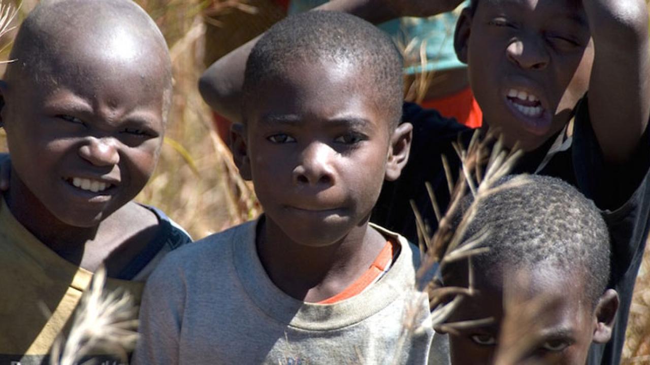 Children in Zambia. Climate change may trap rural populations of low-income countries in local poverty. (Credit: CIFOR) Children in Zambia. Climate change may trap rural populations of low-income countries in local poverty. (Credit: CIFOR)