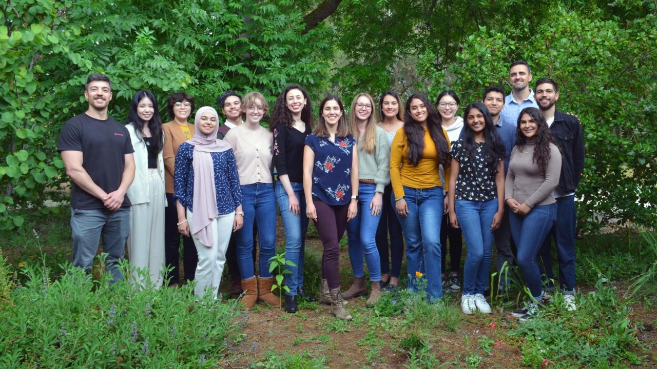 Dr. Bárbara Blanco-Ulate (center) and her lab group.