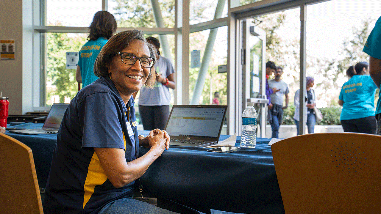 Dean Dillard welcomes incoming families during Aggie Moove-In.
